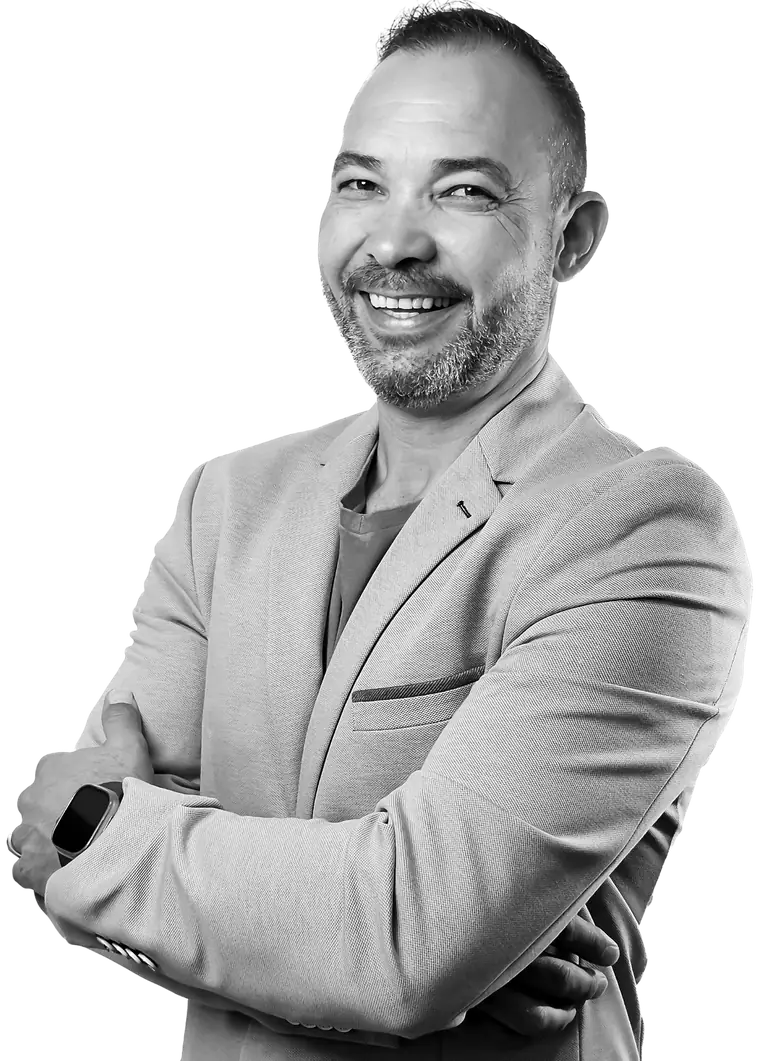 Ricardo Japa de braços cruzados, sorrindo, em foto preto e branco